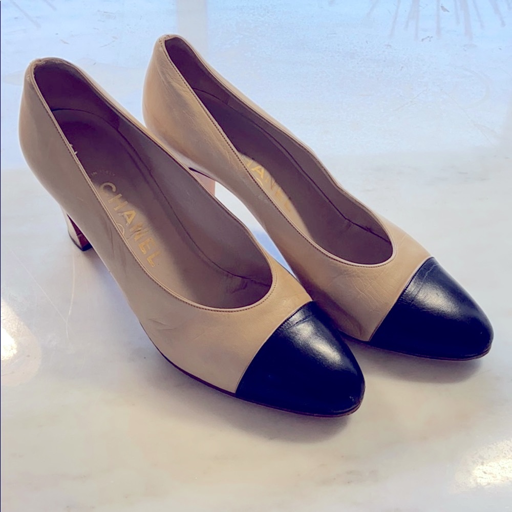 CLASSIC VINTAGE  CHANEL SPECTATORS - 37.5